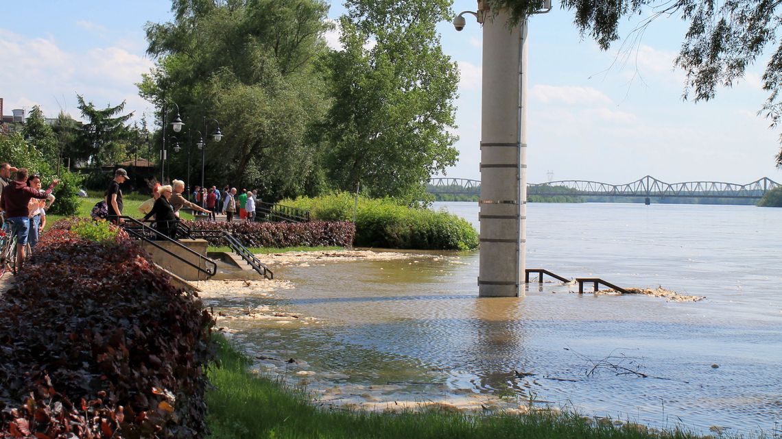 Sześć metrów i rośnie. Fala na Wiśle coraz bliżej Puław Sześć metrów i rośnie. Fala na Wiśle coraz bliżej Puław