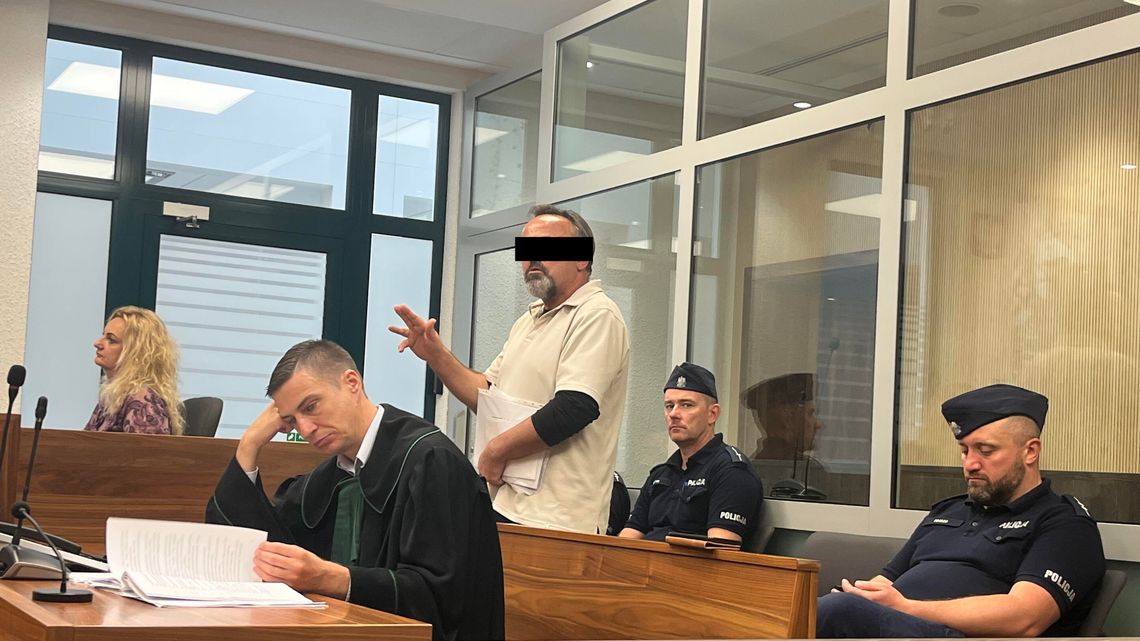 "Sześćdziesiąt ran dziecku mojemu zadał". Ruszył proces oskarżonego o zabójstwo "Sześćdziesiąt ran dziecku mojemu zadał". Ruszył proces oskarżonego o zabójstwo