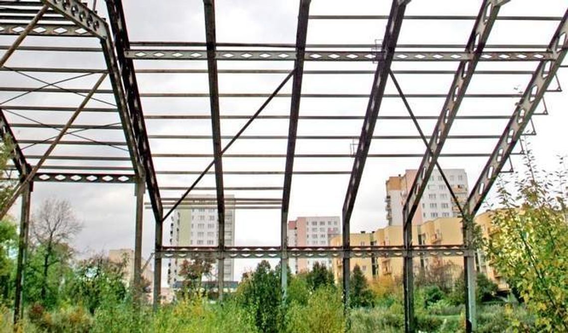 Szkielet na złom. Co dalej z działką na Czubach?