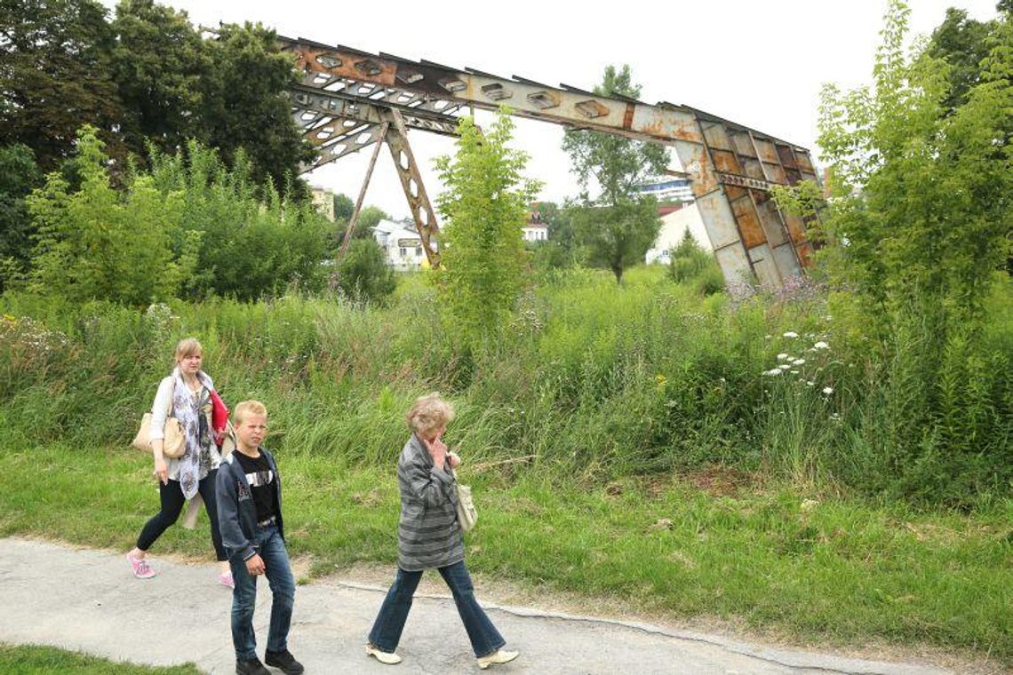 Szkielet przy ul. Jutrzenki utknął w sądzie Szkielet przy ul. Jutrzenki utknął w sądzie