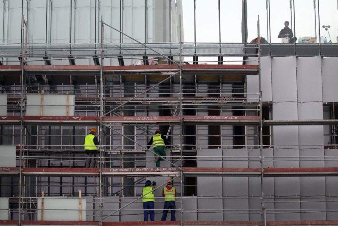 Szklana ściana na Centrum Spotkania Kultur. Trwa budowa
