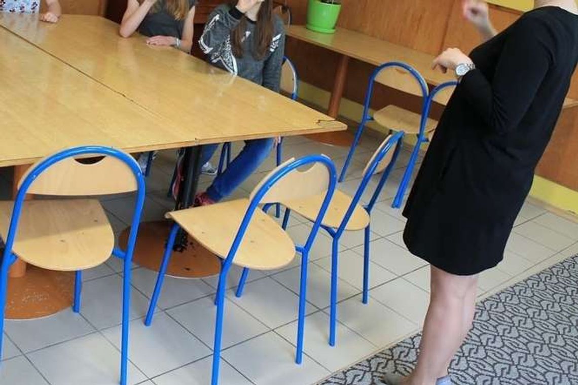 Szkoła chce od uczniów opłaty za świadectwo? "To niezgodne z prawem"