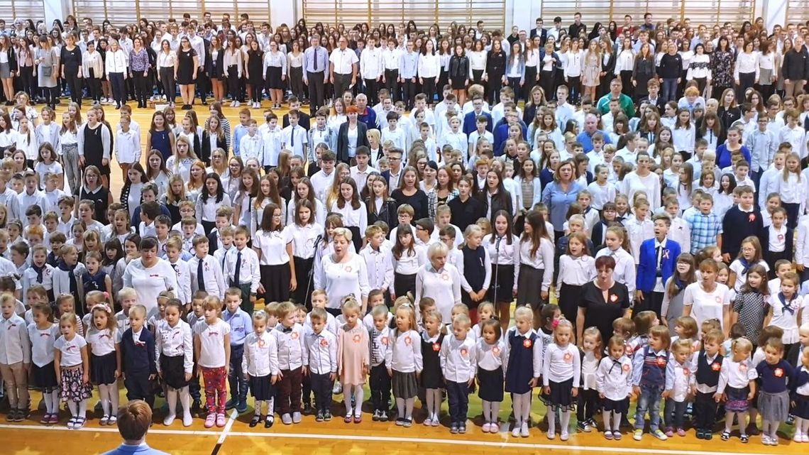 Szkoła do hymnu! To wykonanie Mazurka Dąbrowskiego robi wrażenie [wideo]