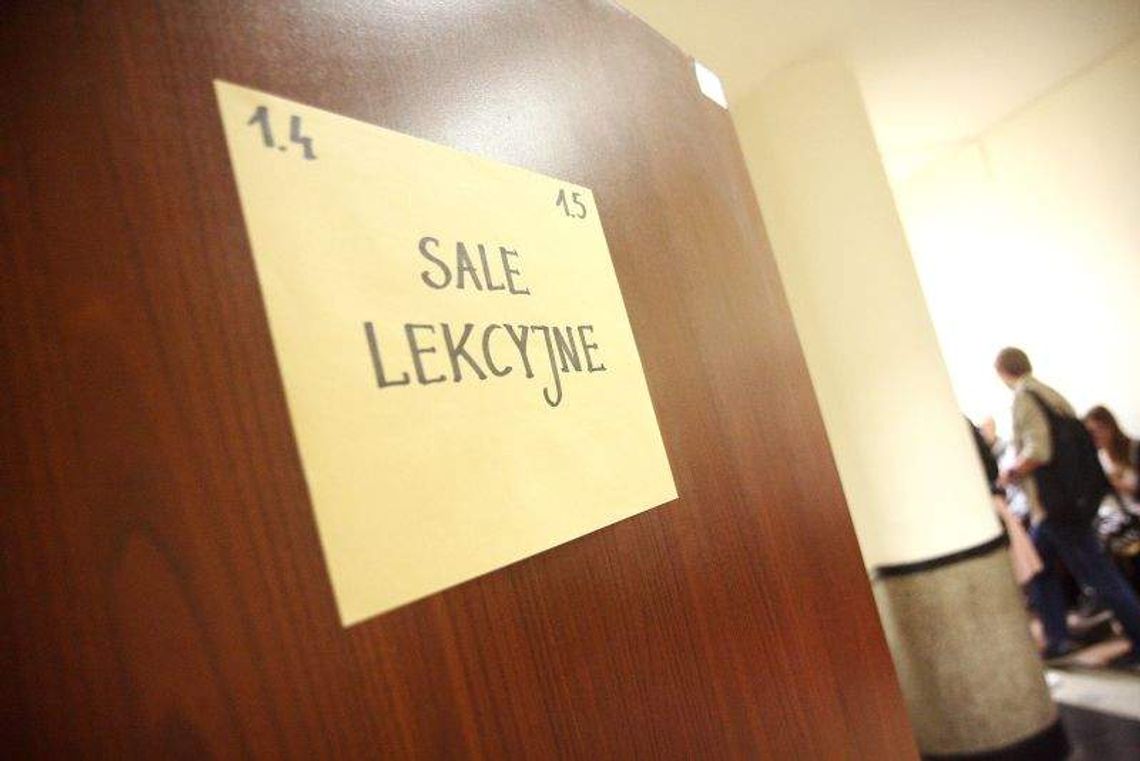 Szkoła działa chociaż sanepid jej jeszcze nie odebrał. Były zastrzeżenia