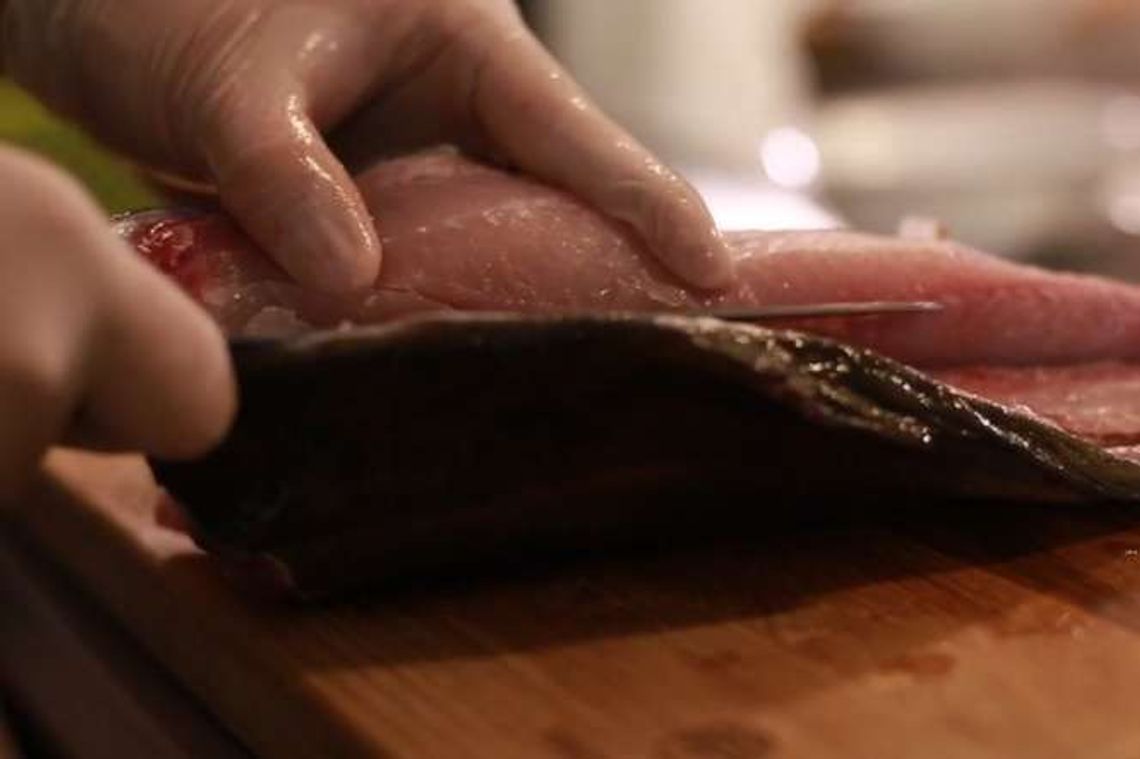 Szkoła Gotowania: Jak odfiletować karpia na święta?