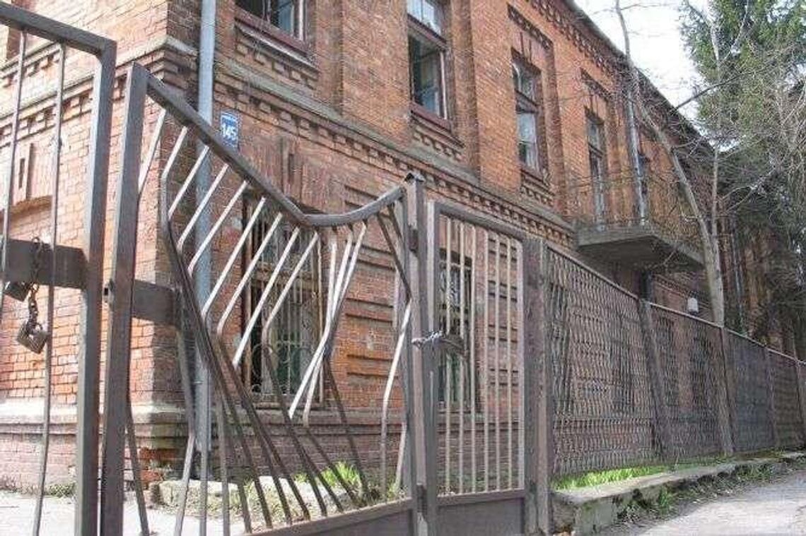 Szkoła na sprzedaż. Kiedyś wyceniano ją na 1,3 mln zł. Dzisiaj 300 tys. zł