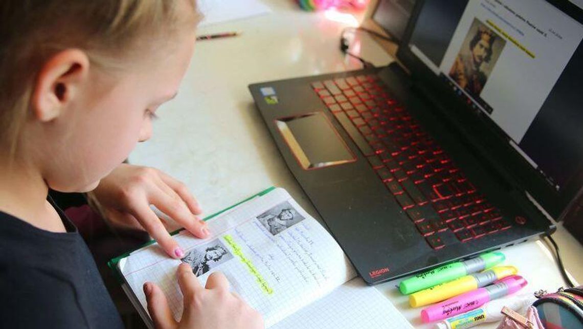 Szkoła przechodzi do domów. Będzie bezpieczniej? Tak. Łatwiej? Nie