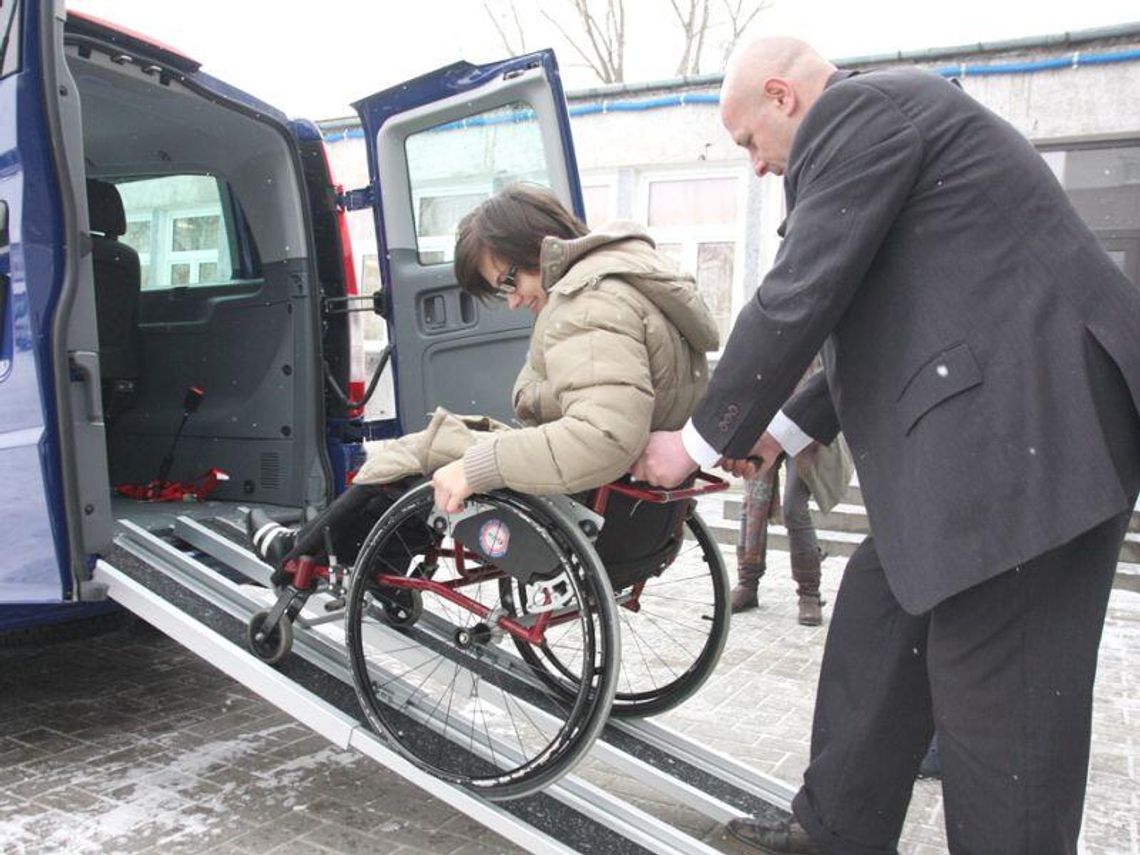 Szkoła przy Wyścigowej dostała samochód od miasta