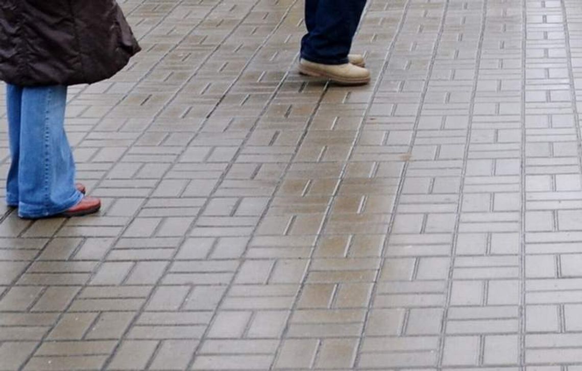 Szkolna: Wyłożą chodnik kostką brukową Szkolna: Wyłożą chodnik kostką brukową