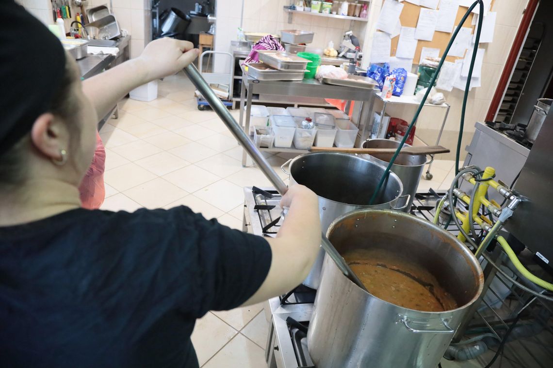 Szkolne stołówki zmieniają menu. Więcej warzyw, mniej cukru