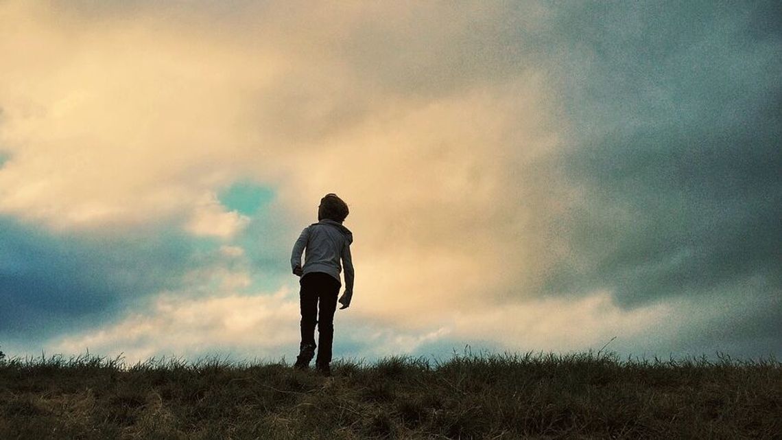 Szkolny autobus zgubił ucznia. 7-latek szedł polami szukać mamy