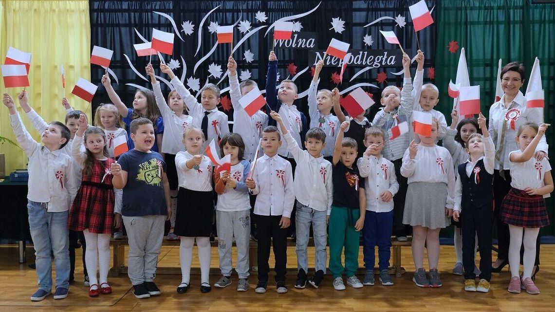 Szkoły do hymnu. Uczniowie zaśpiewali dla Niepodległej Szkoły do hymnu. Uczniowie zaśpiewali dla Niepodległej