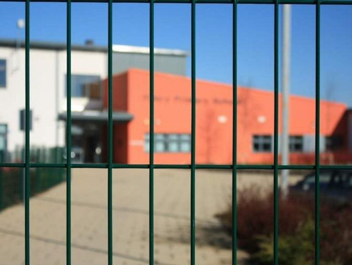 Szkoły się bronią. Są prawie jak twierdze, a przestępczość nie znika