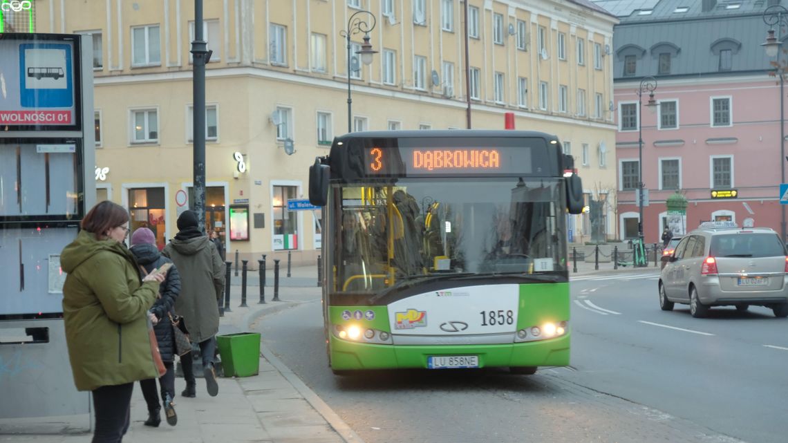 Szkoły zaczynają ferie, więc autobusy też. Co się zmienia?