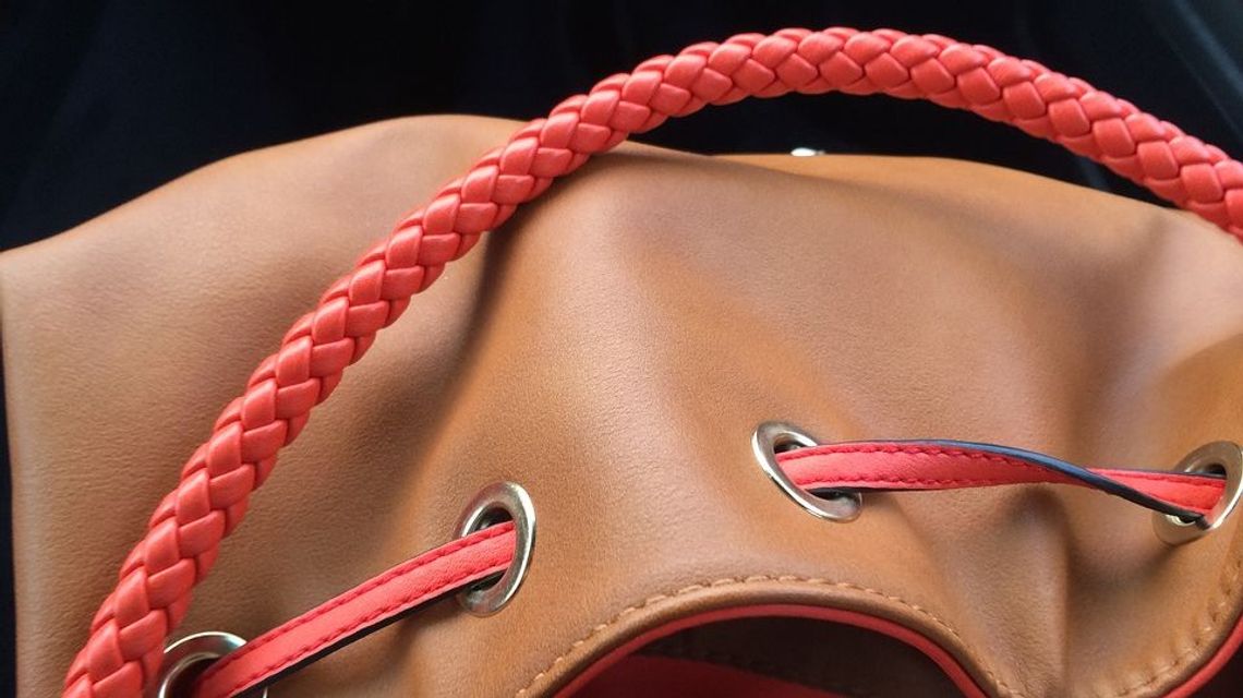 Szła spokojnie ulicą Chełma, a nagle ktoś wyrwał jej torebkę