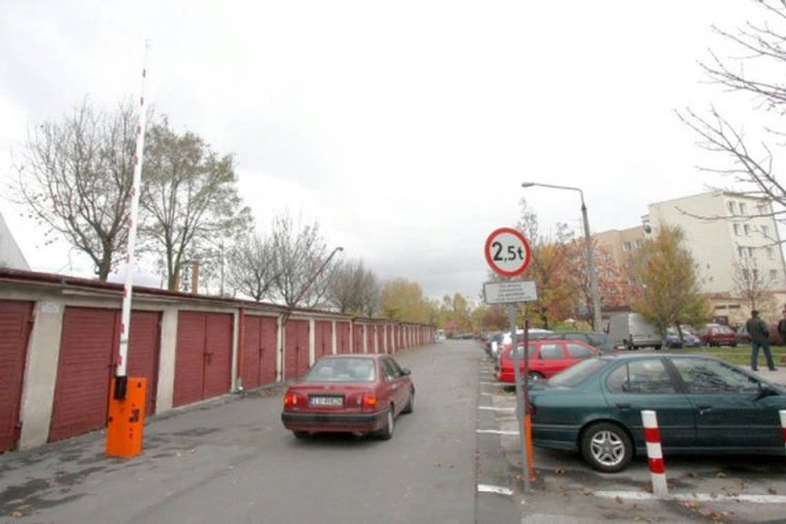 Szlaban podzielił osiedle Medalionów. Spór rozstrzygnął sąd Szlaban podzielił osiedle Medalionów. Spór rozstrzygnął sąd