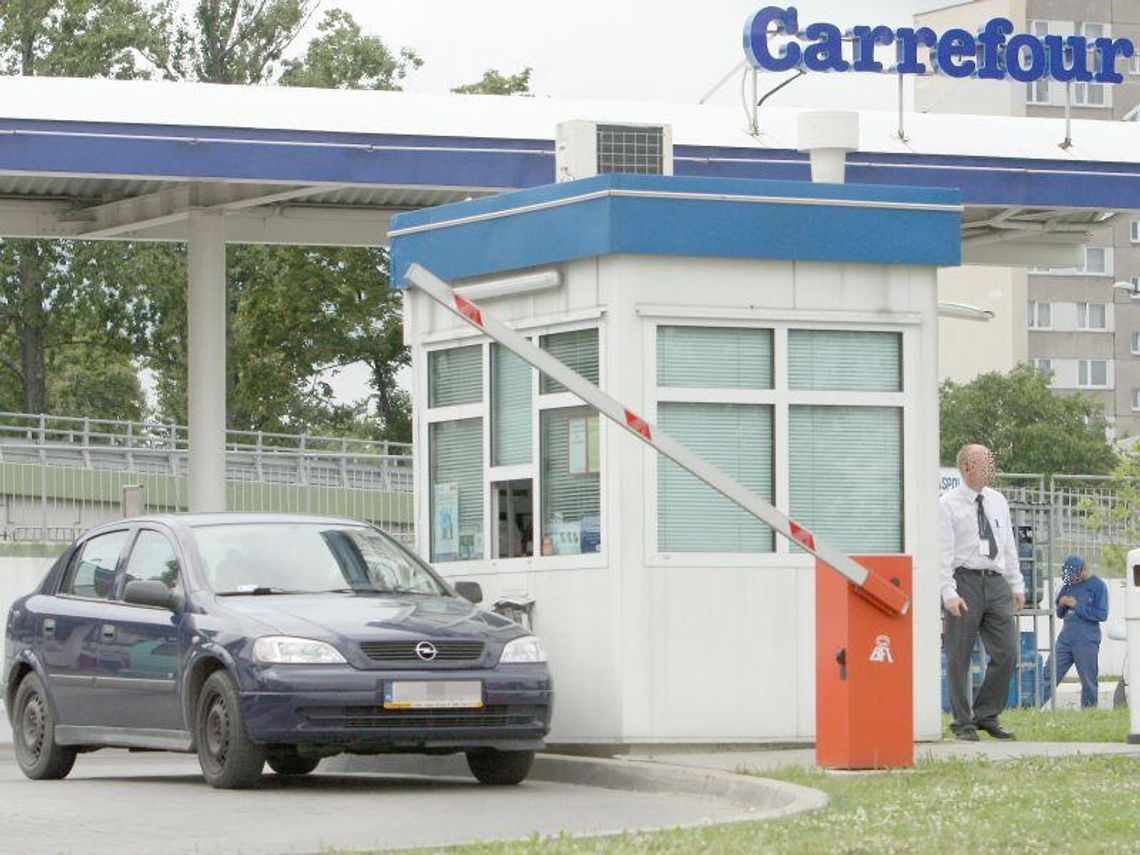 Szlaban zniszczył auto. Klient czeka. Carrefour milczy