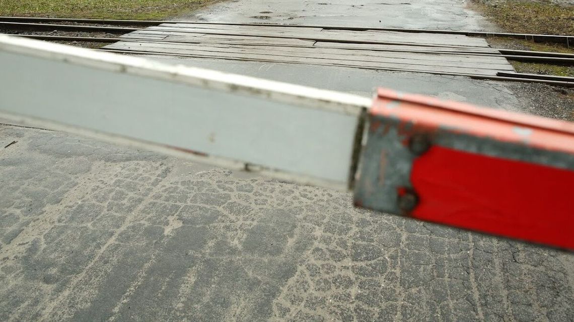 Szlabany w górze, a pociągi jeżdżą. Kobieta zatrzymała się w ostatniej chwili Szlabany w górze, a pociągi jeżdżą. Kobieta zatrzymała się w ostatniej chwili