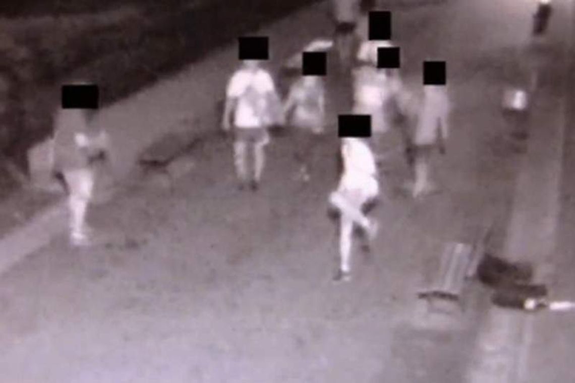 Szli i niszczyli. Jest film z wandalami z Ogrodu Saskiego