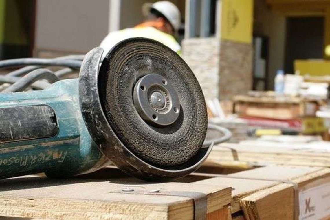 Szlifierka miała przebicie. 43-latek zginął porażony prądem