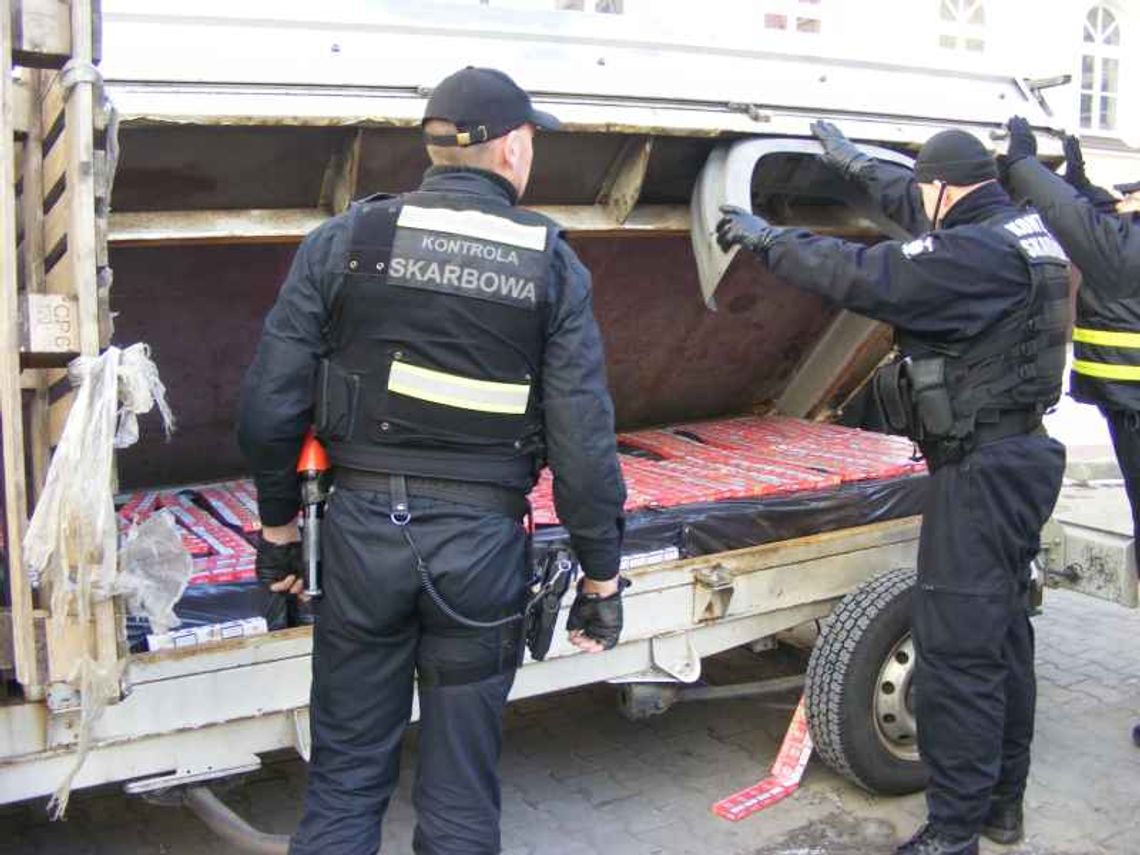 Szmuglowali papierosy w samochodowej skrytce Szmuglowali papierosy w samochodowej skrytce