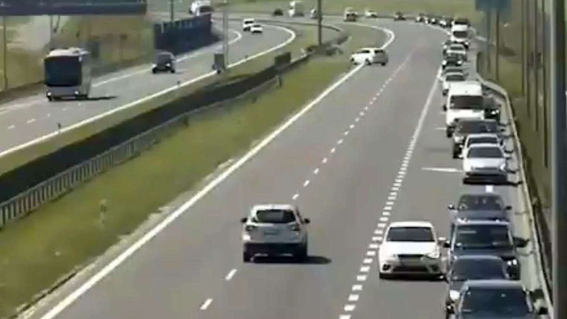 Sznur samochodów pod prąd na S17. "Bardzo niebezpieczne zachowanie" [wideo]