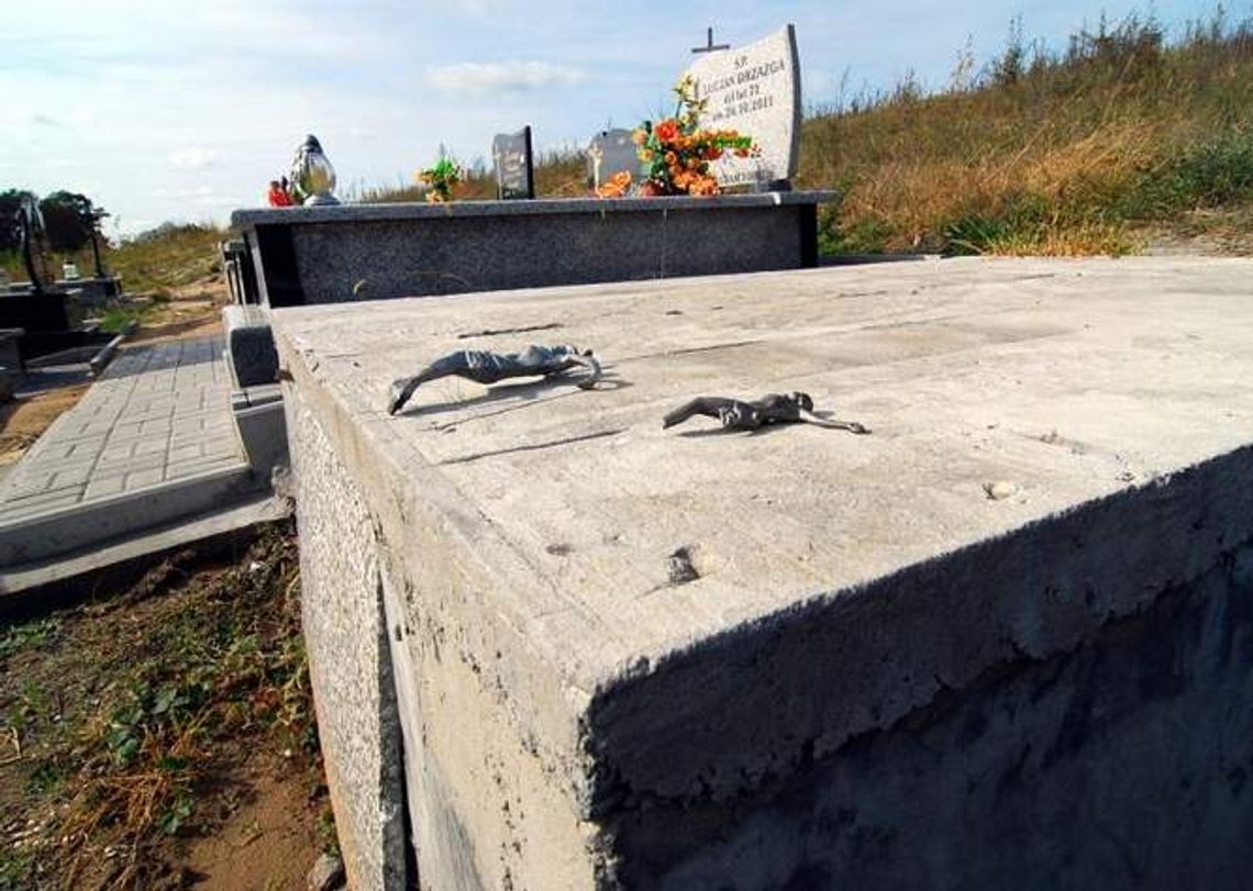 Szok na cmentarzu. Z grobów ktoś ukradł setki krzyży