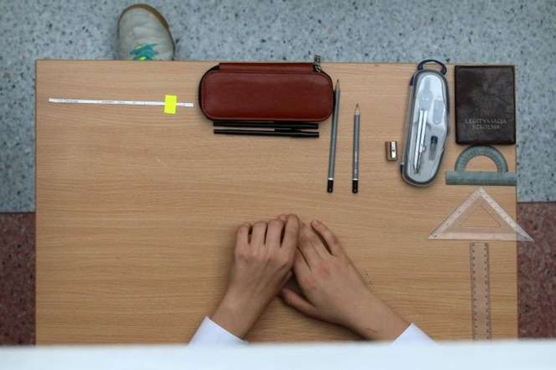 Szóstoklasiści bez egzaminu, maturzyści zrobią zdjęcia pracy