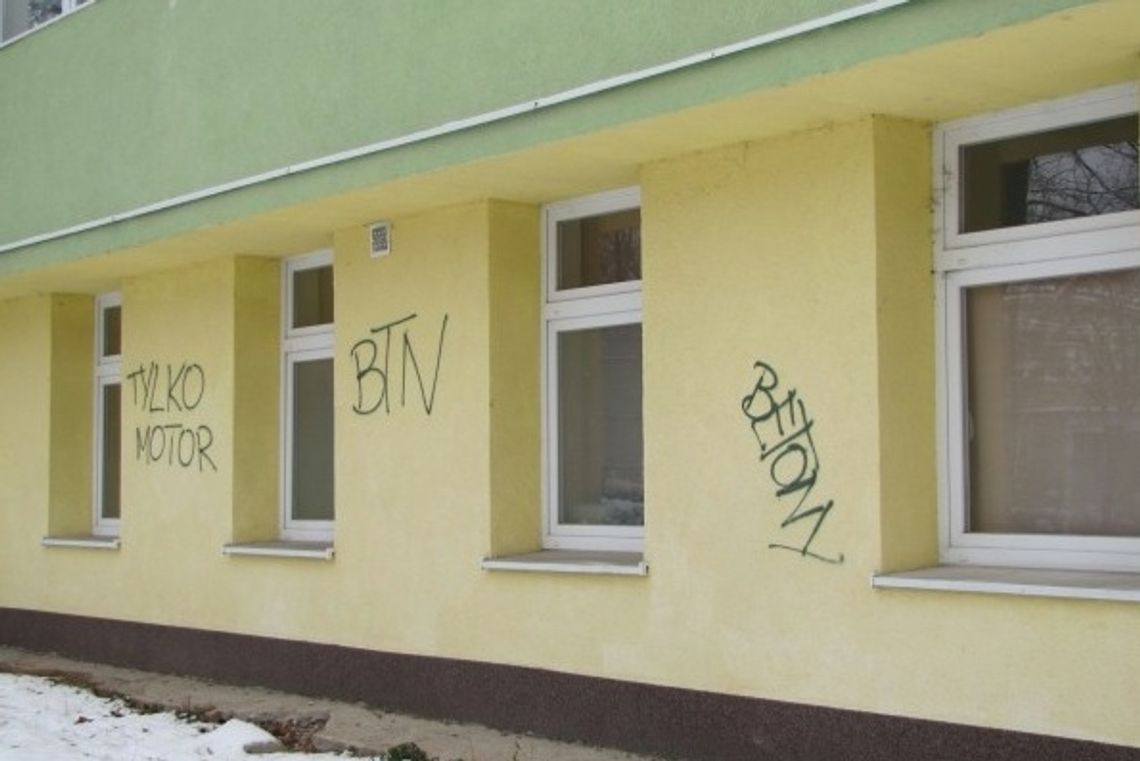 Szpital Kolejowy po remoncie. Wandale pomazali budynek