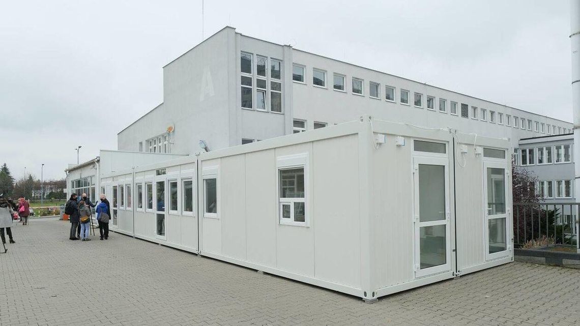 Szpital przy Kraśnickiej w Lublinie. Zamienili namiot na kontenery