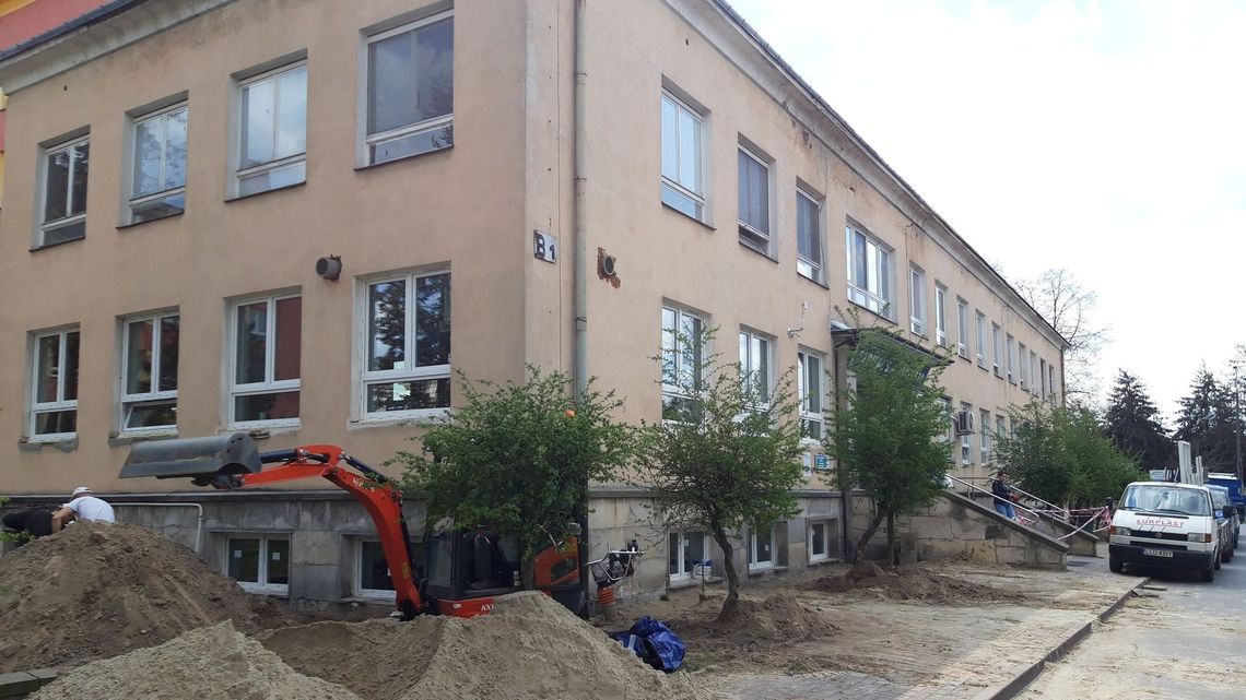 Szpital w Łukowie zamawia sprzęt medyczny i ociepla swój budynek