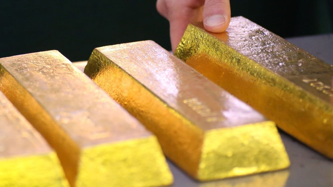 Sztabki złota i kolekcjonerskie monety. Złodziej okradł wikariusza na plebanii Sztabki złota i kolekcjonerskie monety. Złodziej okradł wikariusza na plebanii