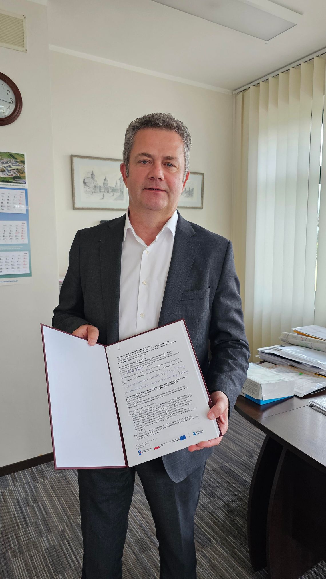 Sztuczna inteligencja pomoże lekarzom ratować życie. Szpital w Łęcznej z unijnym wsparciem Dyrektor SPZOZ w Łęcznej Krzysztof Bojarski podczas odbioru umowy na unijne dofinansowanie projektu cyfryzacji szpitala. Inwestycja zakłada m.in. wdrożenie systemów wykorzystujących sztuczną inteligencję do wsparcia lekarzy Oddziału Intensywnej Terapii.