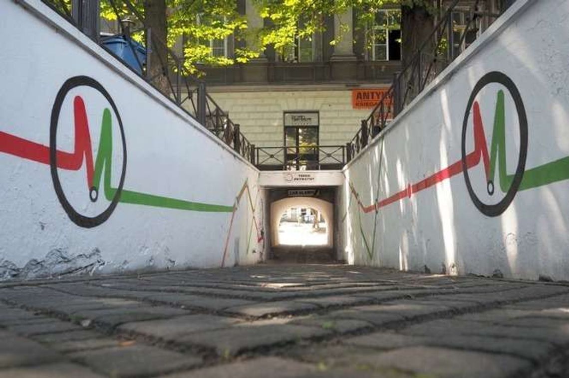 Sztuka skusiła złodzieja. Zniknął neon sprzed Brain Damage Gallery