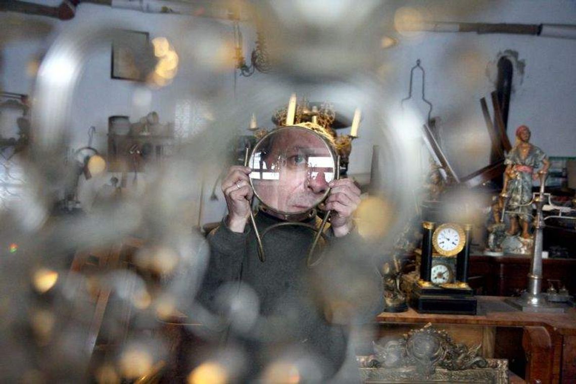 Sztukmistrz z Lublina dorabia ręce Chrystusom, filiżankom uszy, a zegarom wskazówki