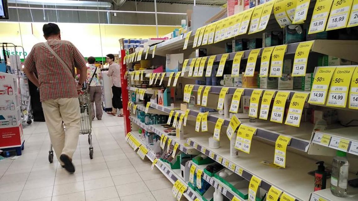 Szturm na Tesco w Lublinie. Sklep pozbywa się towaru, ceny obniżone o połowę Szturm na Tesco w Lublinie. Sklep pozbywa się towaru, ceny obniżone o połowę
