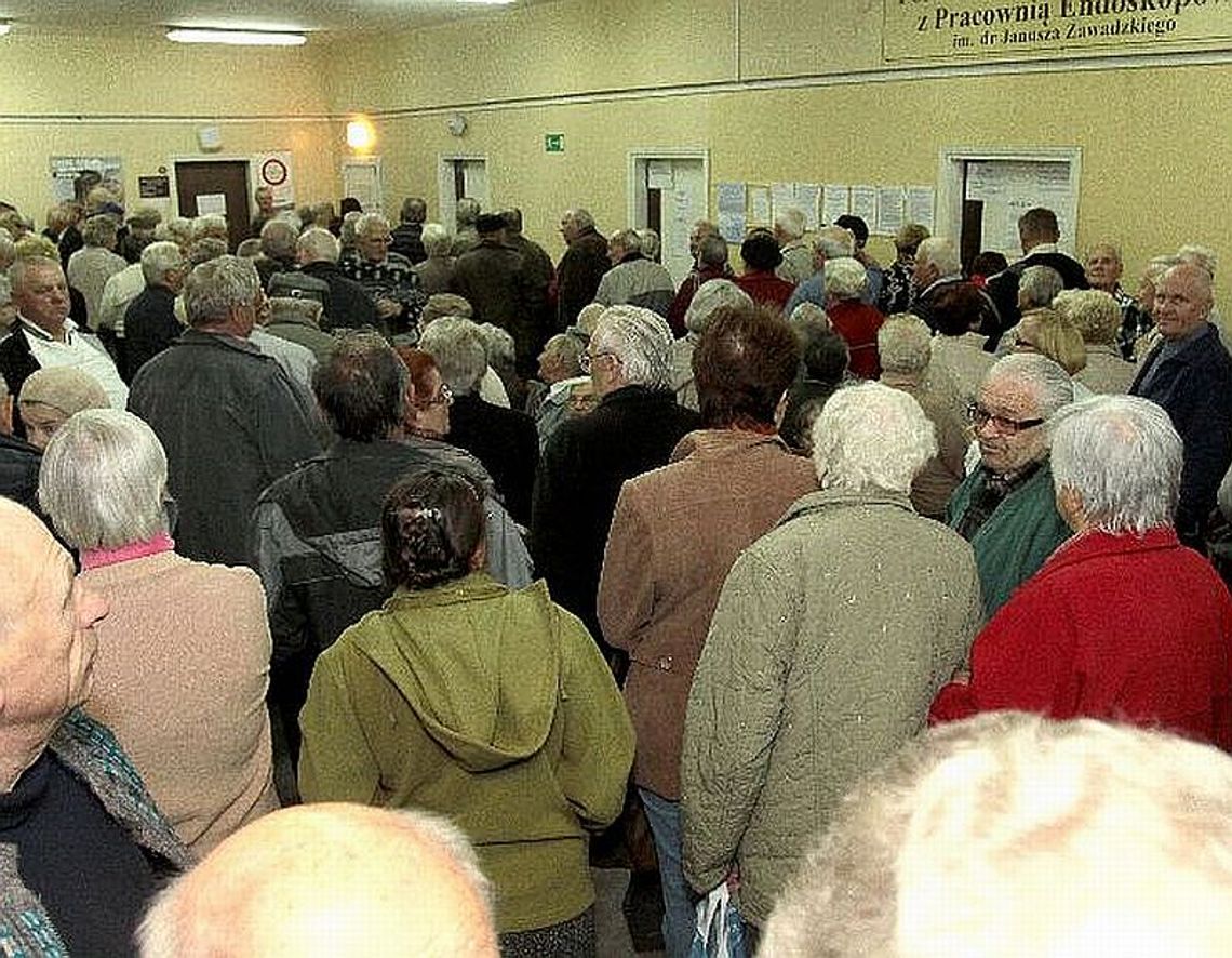 Szturm seniorów na przychodnię w Radomiu (zdjęcia)