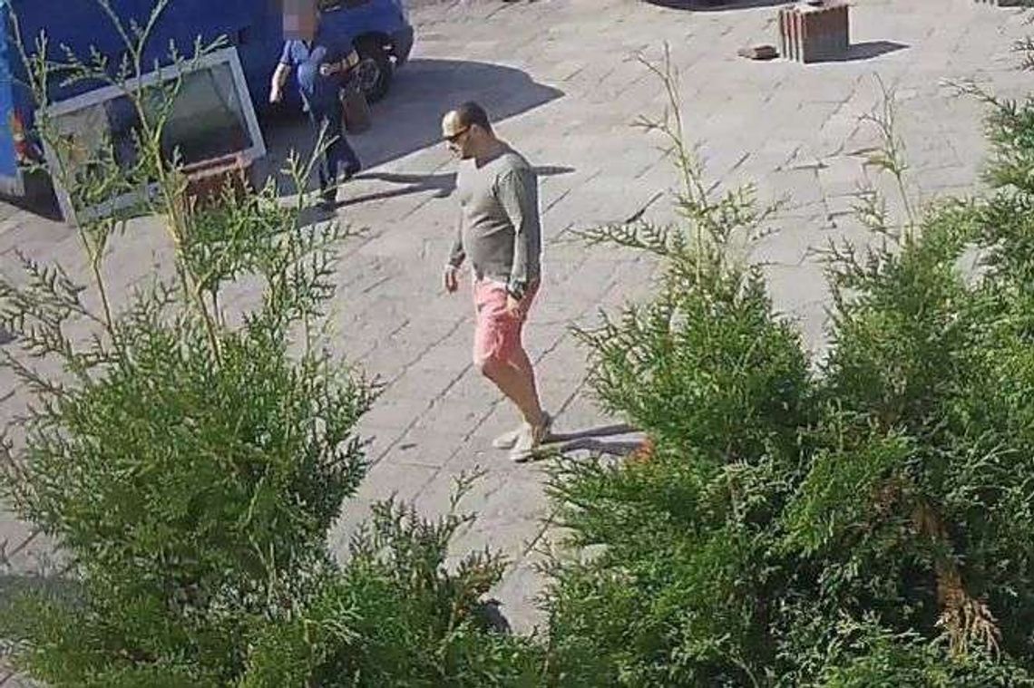 Szukają mężczyzny z nagrania. Miał napastować kobietę na dworcu Szukają mężczyzny z nagrania. Miał napastować kobietę na dworcu