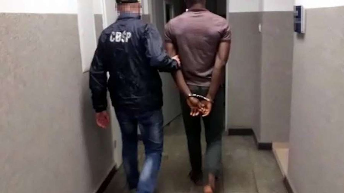 Szukali go policjanci na całym świecie. Może trafić za kraty na 30 lat (wideo)