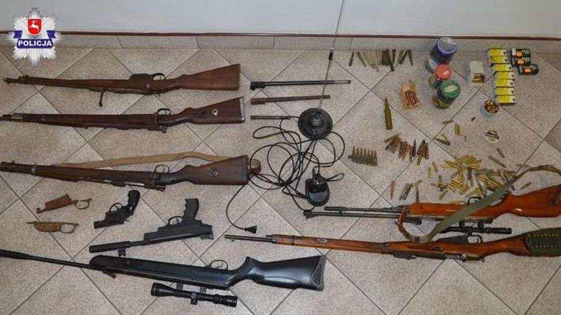 Szukali nielegalnego alkoholu, znaleźli także domowy arsenał