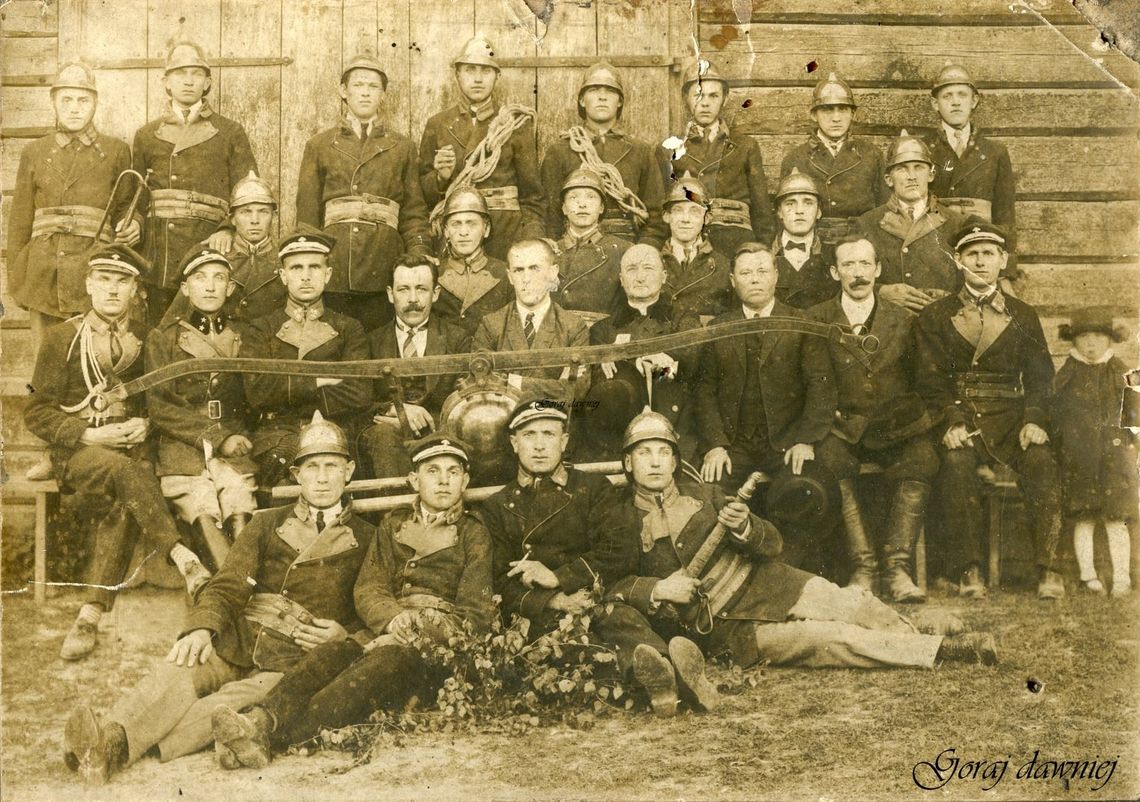 Szukamy panów strażaków ze zdjęcia. Czyj pradziadek dziś świętował?