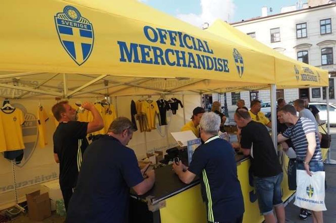 Szwedzcy kibice w Lublinie. Pod ratuszem stoisko z koszulkami, a jutro przemarsz ulicami