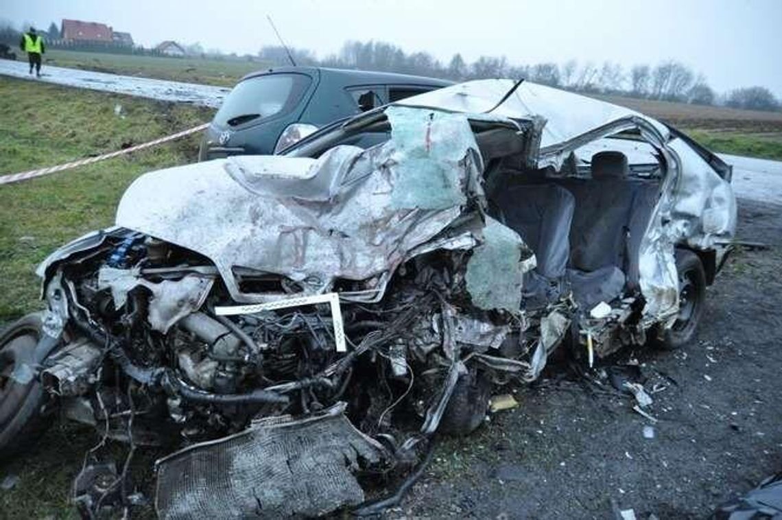 "Szybki samochód w rękach nieodpowiedzialnej osoby skutkuje wysyłaniem niewinnych ludzi na cmentarz" "Szybki samochód w rękach nieodpowiedzialnej osoby skutkuje wysyłaniem niewinnych ludzi na cmentarz"