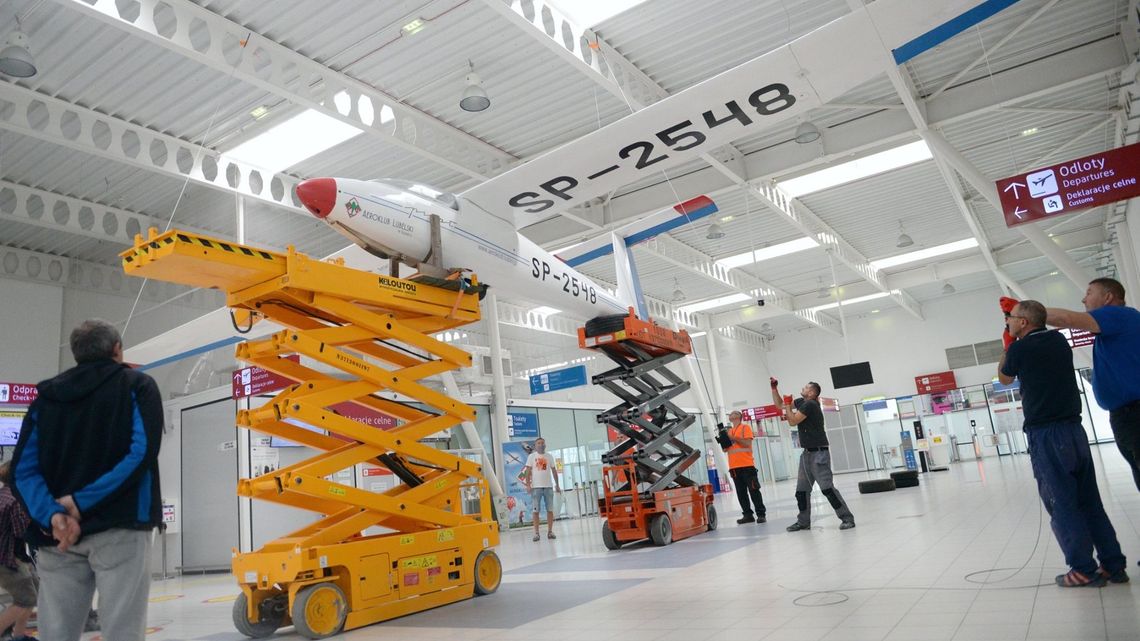 Szybowiec „Pirat” zawisł w terminalu Portu Lotniczego Lublin