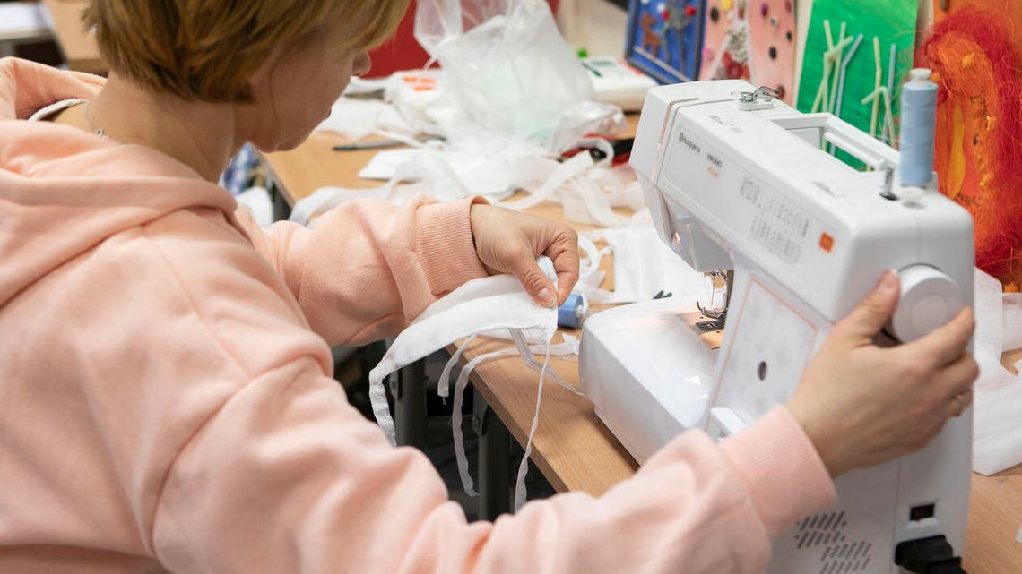 Szyją maseczki, dostarczają za darmo posiłki do szpitali. Powstała aplikacja, która ma wspomóc takie inicjatywy