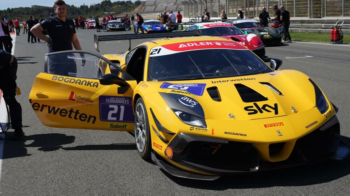 Szymon Ładniak udanie rozpoczął zmagania w Ferrari Challenge Europe