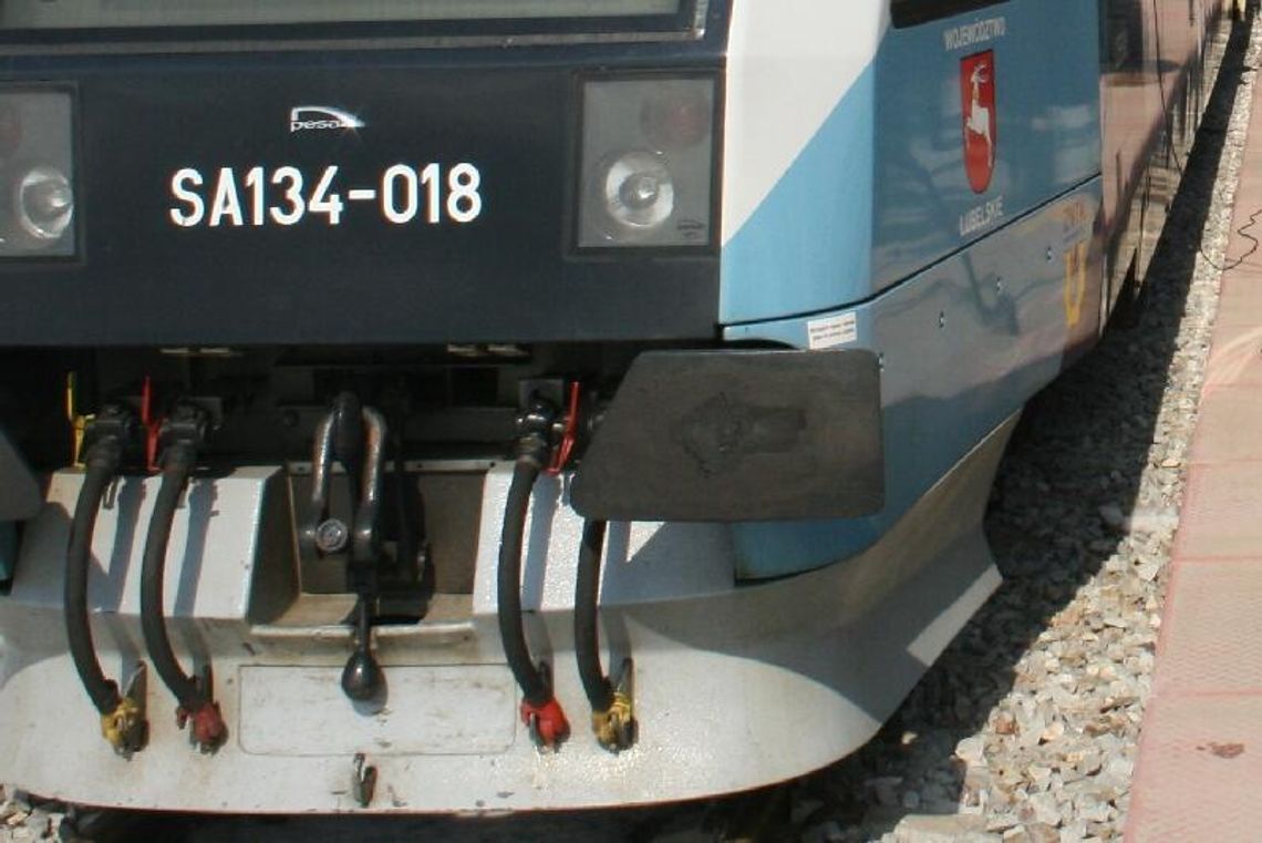 Szynobus najechał na kamienie ułożone przez nastolatków