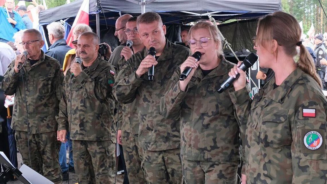 Ta piosenka chwyta za serce. Hubal z Hrubieszowa podczas uroczystości odsłonięcia pomnika Rzeź wołyńska w Domostawie Ta piosenka chwyta za serce. Hubal z Hrubieszowa podczas uroczystości odsłonięcia pomnika Rzeź wołyńska w Domostawie