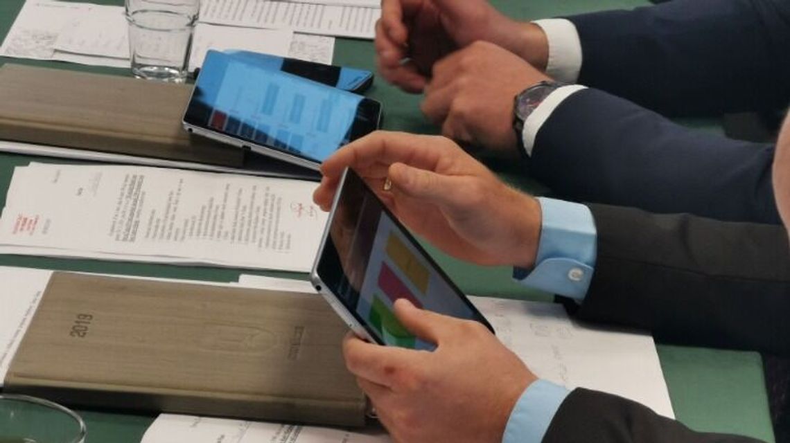 Tablet psuje wzrok radnemu. Kto jeszcze chce papierową wersję uchwał? Tablet psuje wzrok radnemu. Kto jeszcze chce papierową wersję uchwał?