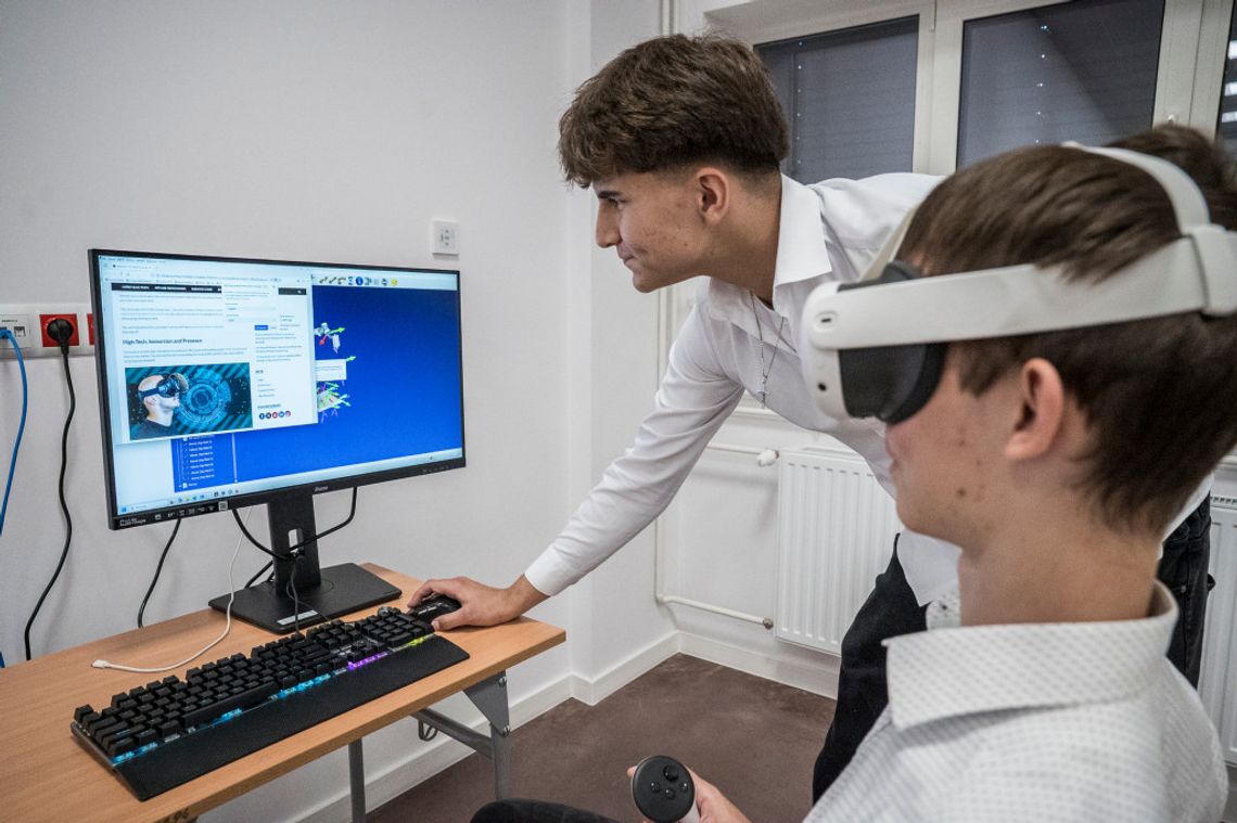 Tablety, laptopy i „supermoce”. Lubelskie szkoły dostaną nowy sprzęt za miliony złotych Uczeń korzystający z gogli VR podczas zajęć komputerowych